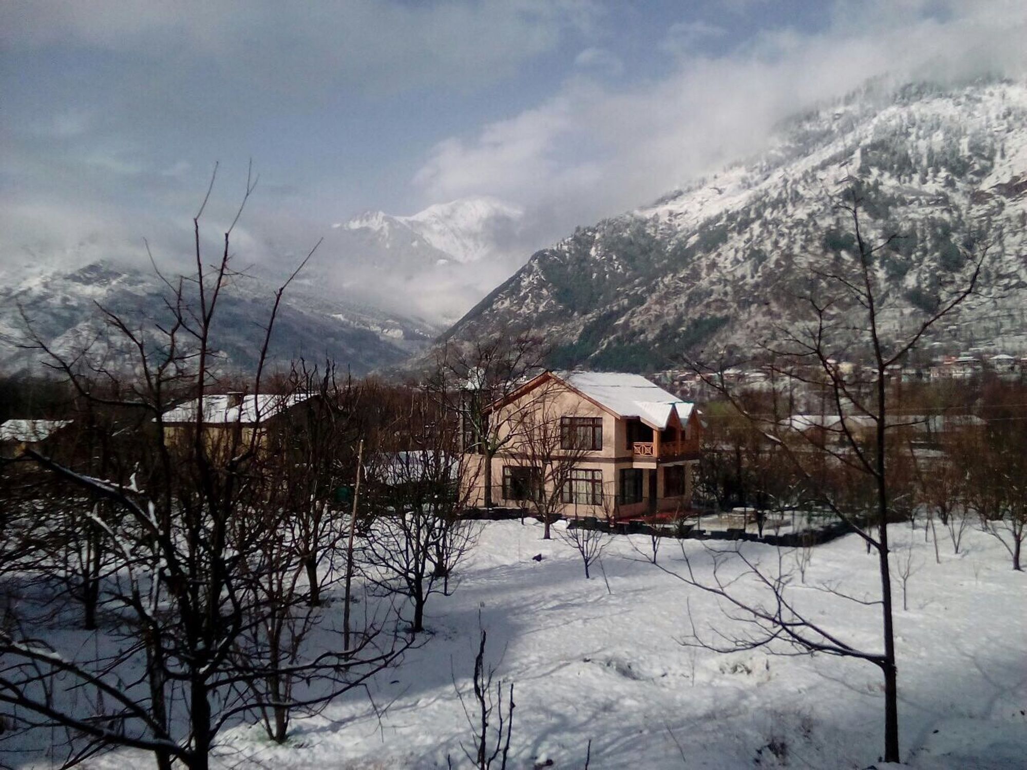 Adb Rooms Snow Touch Resort Manāli Exteriör bild