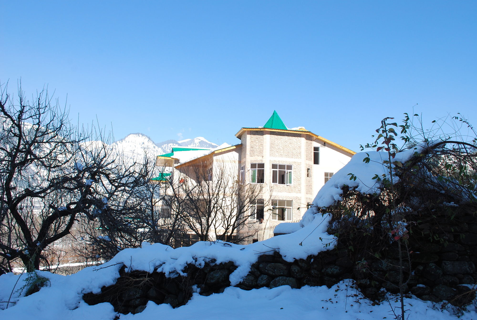 Adb Rooms Snow Touch Resort Manāli Exteriör bild