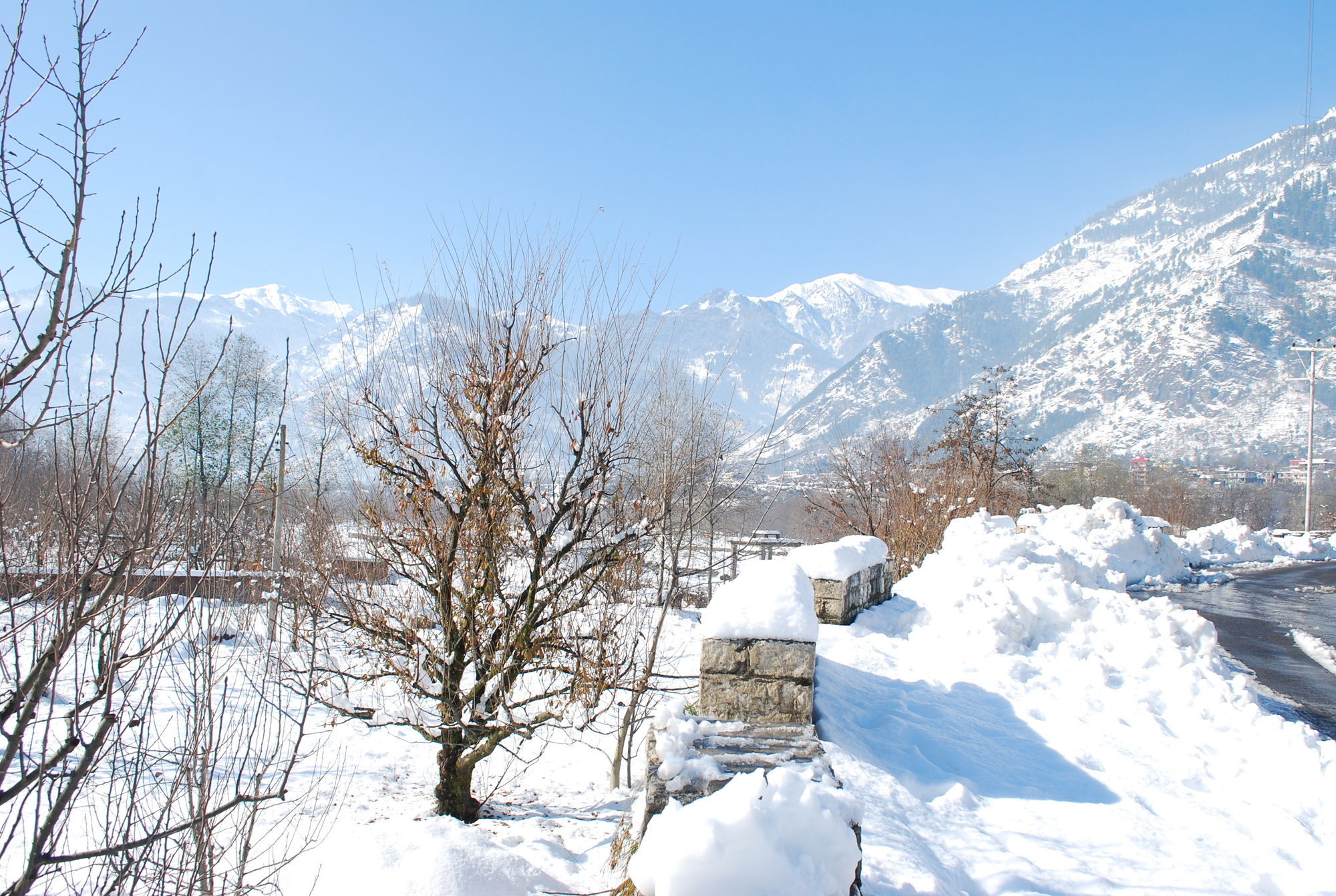 Adb Rooms Snow Touch Resort Manāli Exteriör bild